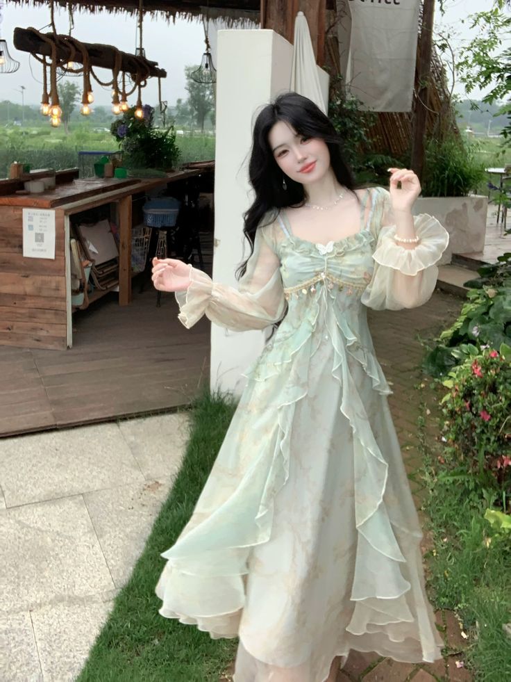 tải xuống (15) Váy Tiên Nữ Xanh – Sức Hút Từ Vẻ Đẹp Lãng Mạn Và Bay Bổng